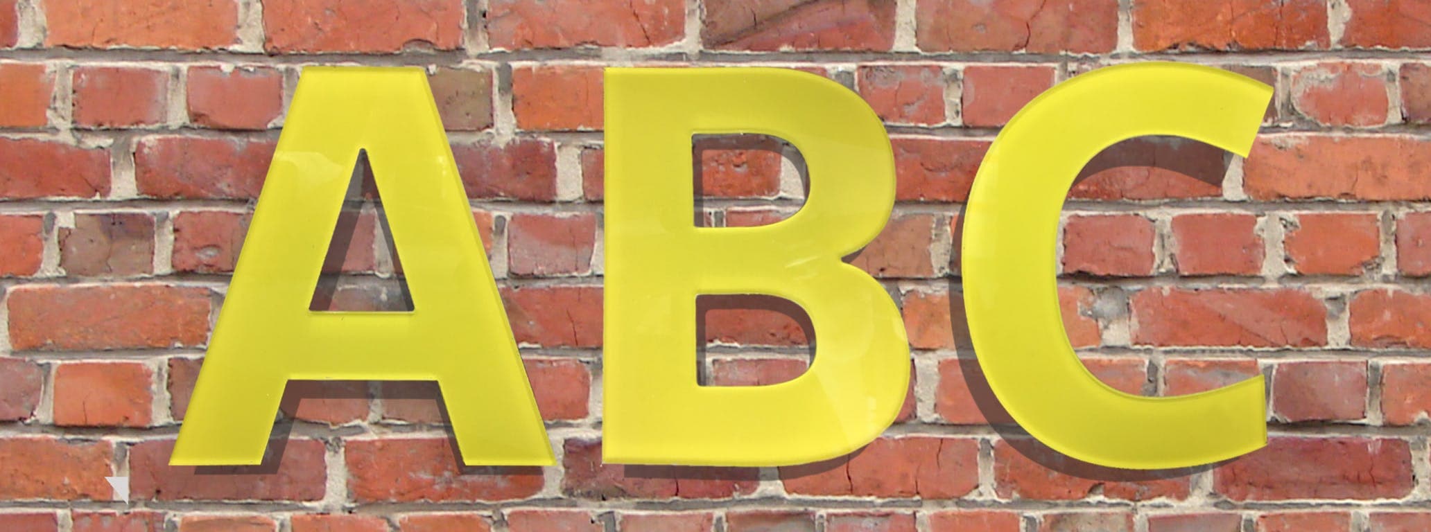 Fräsbuchstaben anbringen