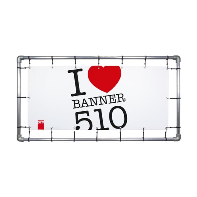 Nahaufnahme von Ösen und Saum am PVC Banner 510