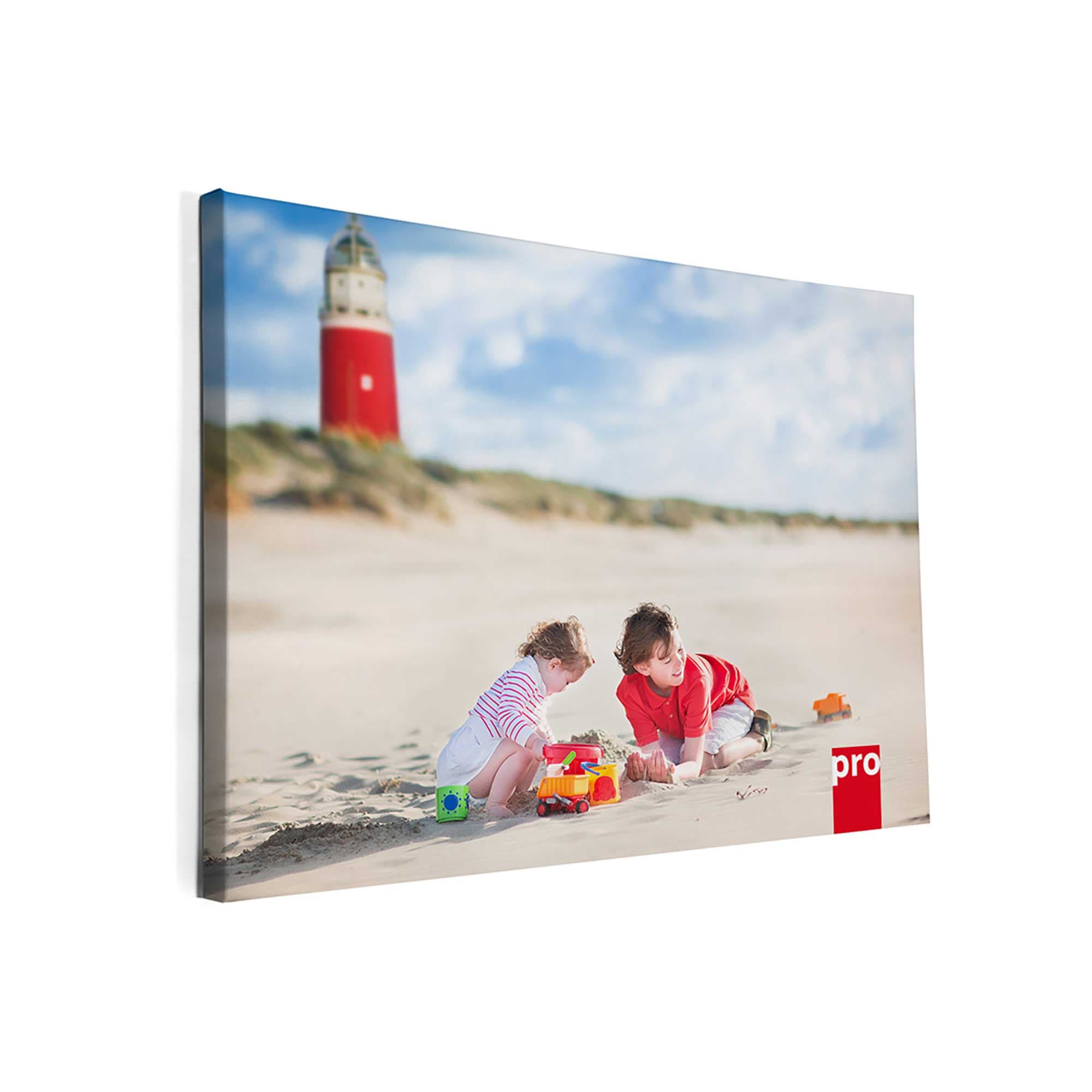 Leinwandstoff mit farbenfrohem Kunstdruck an Wand
