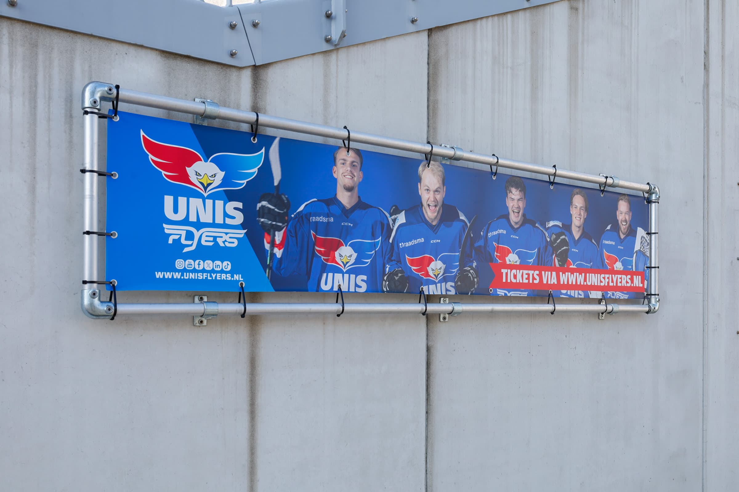 Montage eines Bannerrahmens an einer Wand