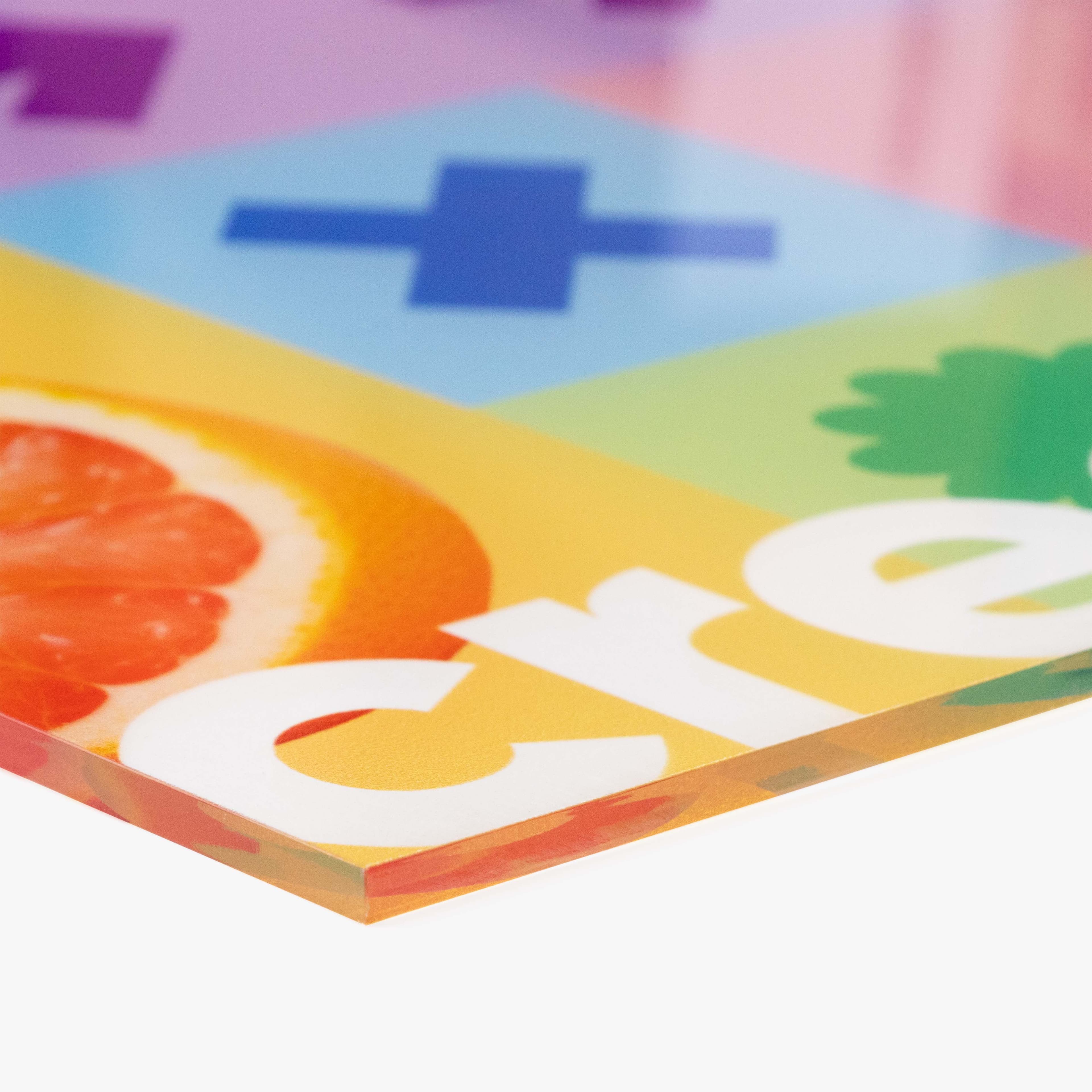 Detailaufnahme eines bedruckten Acrylschilds mit Neonfarben