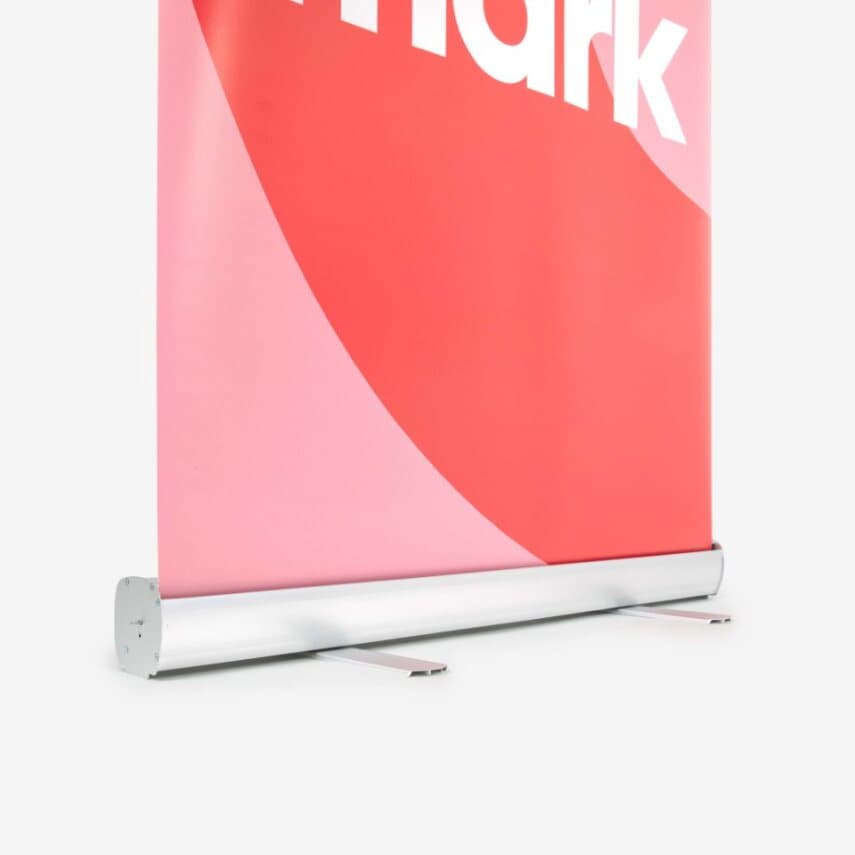 Aufbau eines Roll Up Banners im Büro