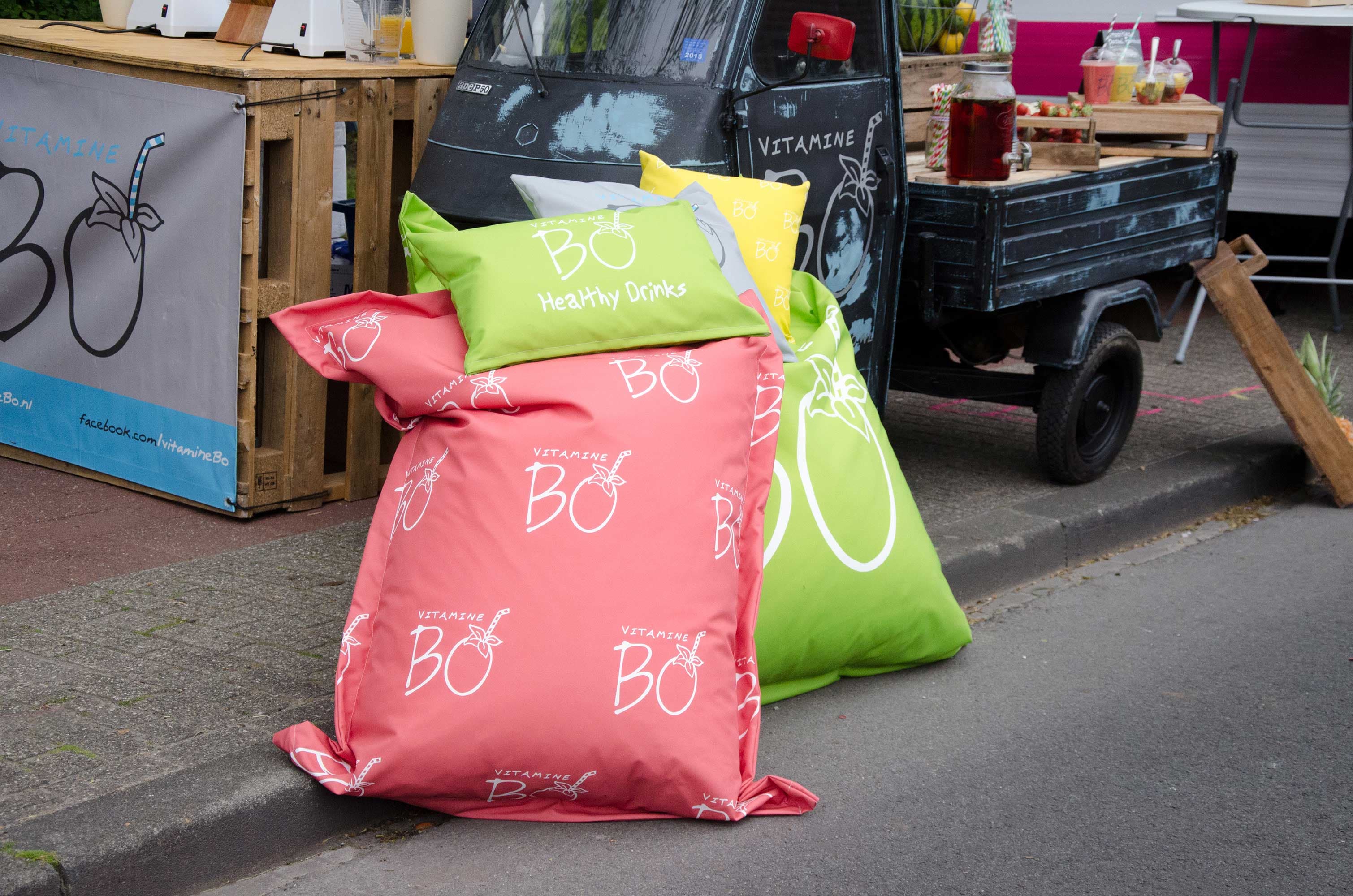 Werbesitzsack mit Logo auf Terrasse
