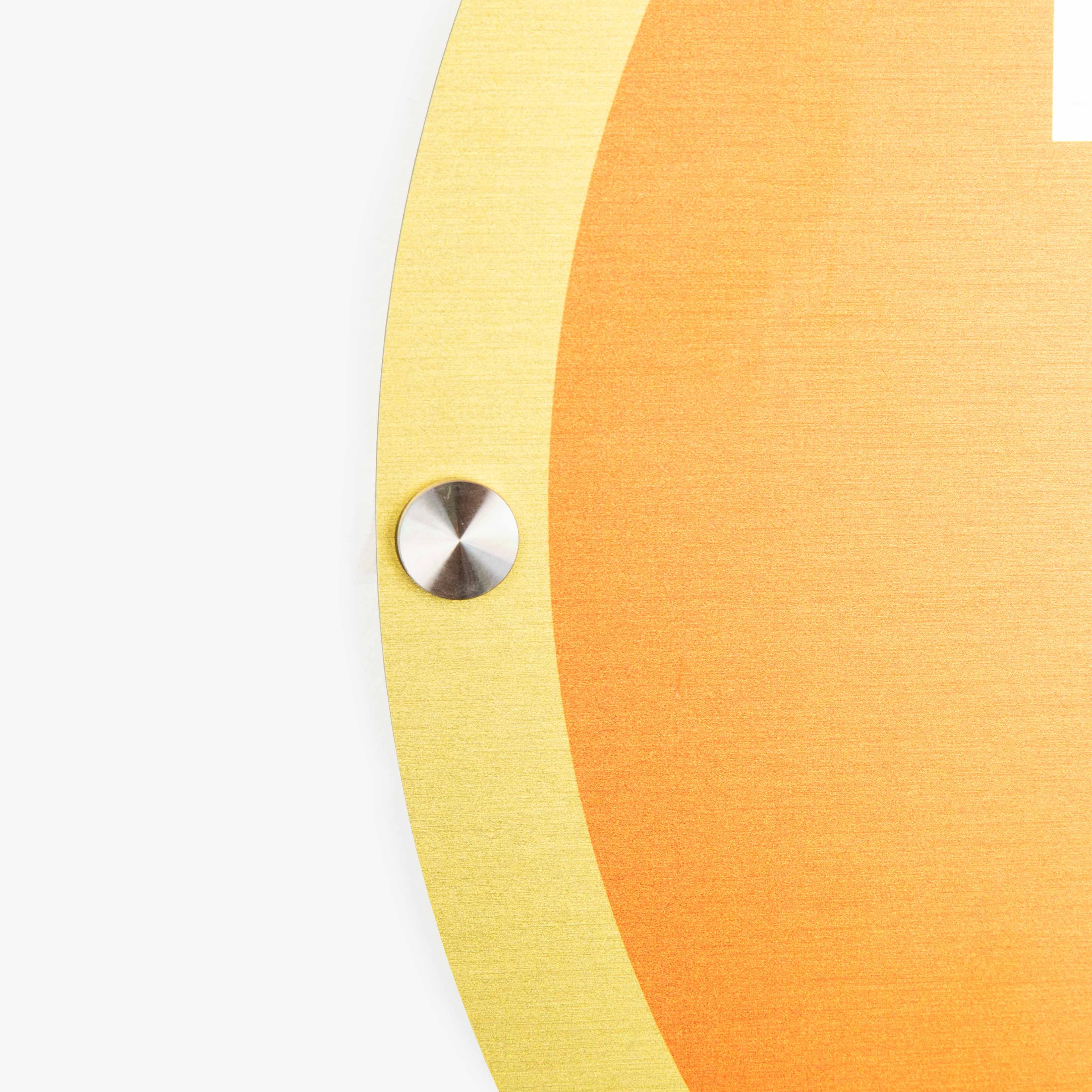 Detailaufnahme eines Aluminiumschildes mit Schutzlack