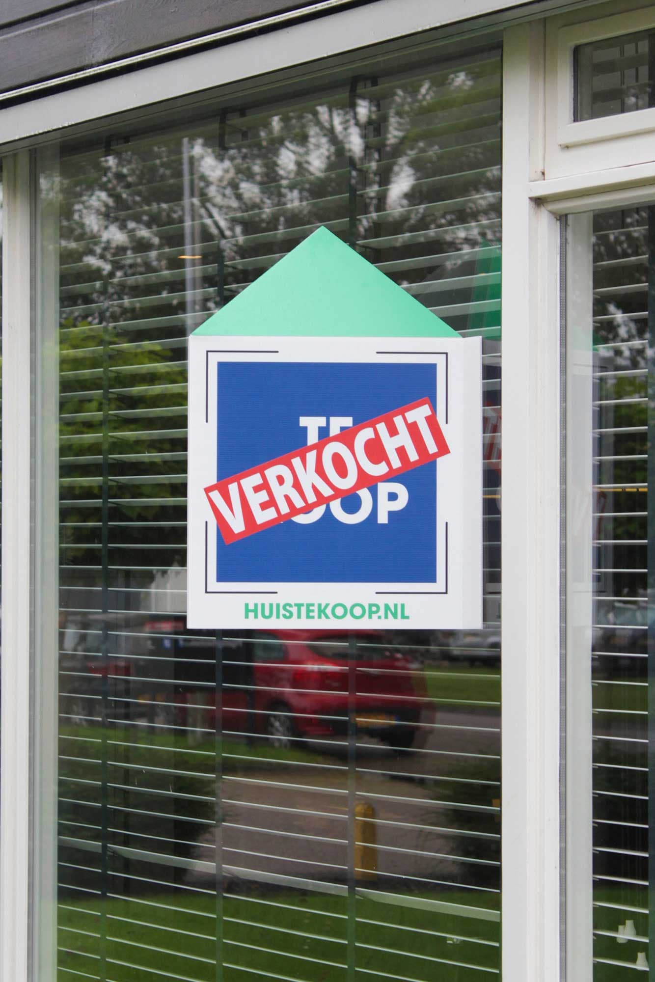Fensterschild mit Saugnäpfen zur Befestigung am Fenster