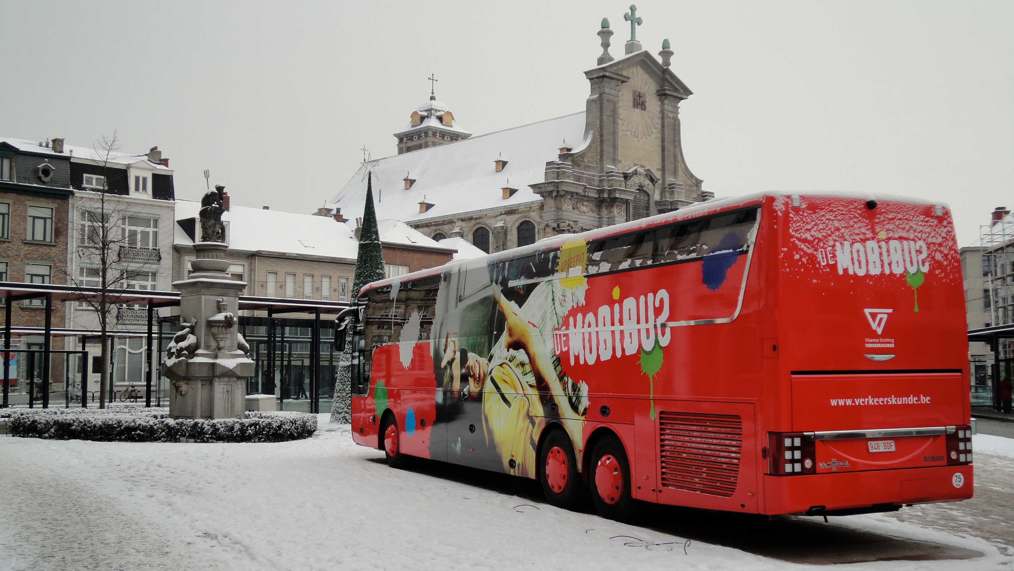 Fahrzeug mit konturgefrästem Aufkleber
