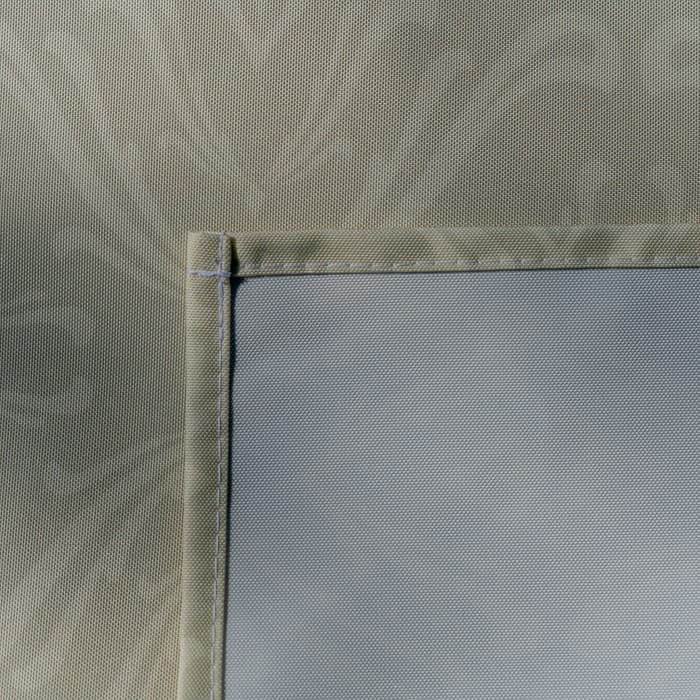 Tischdecke mit farbigem Muster auf Gartentisch