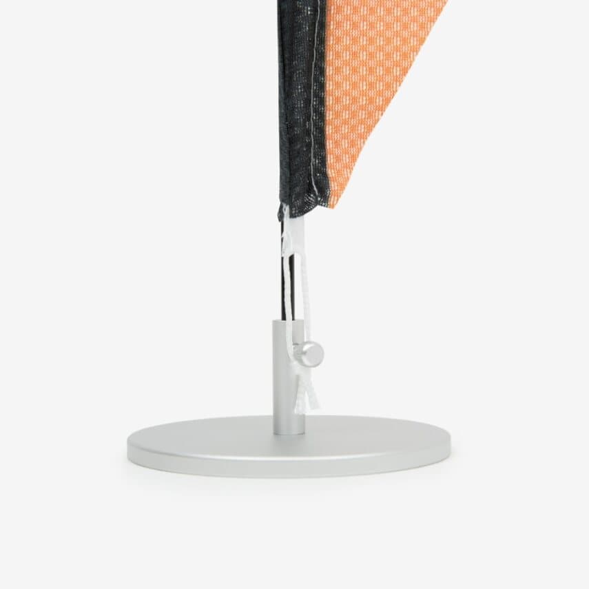 Tisch Beachflag mit schwarzem Gestänge und silbernem Fuß