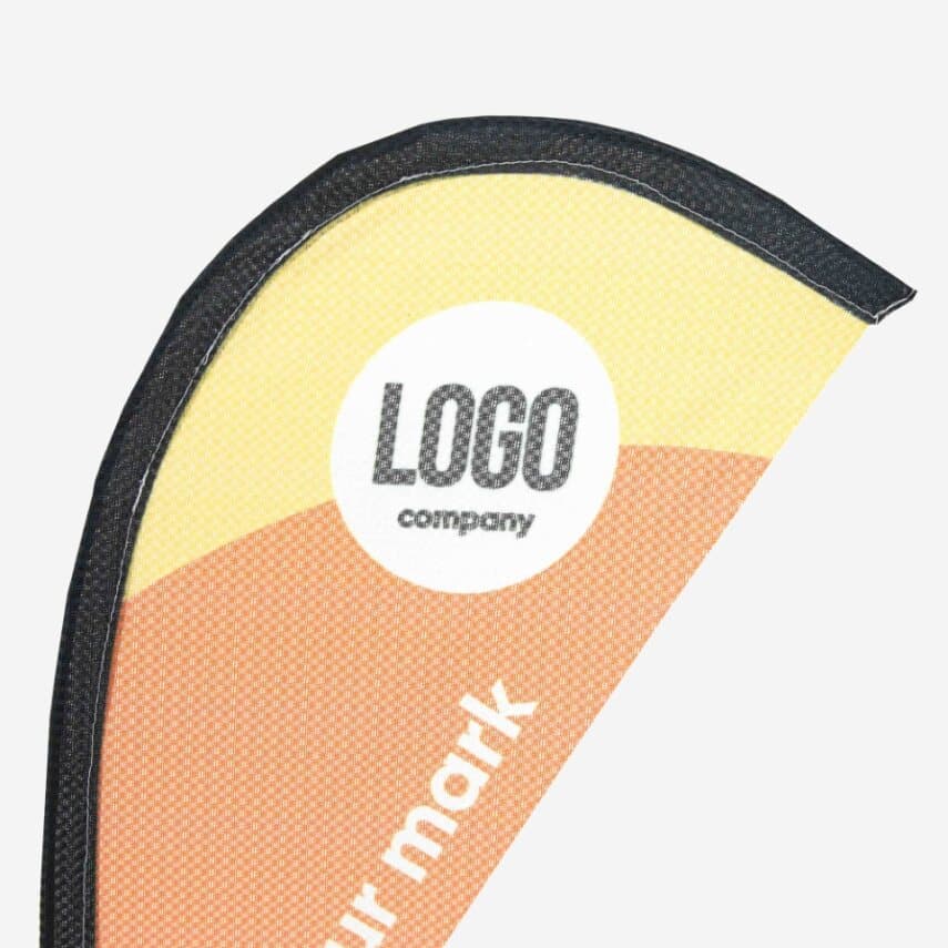 Nahaufnahme der Mini Beachflag mit buntem Logo