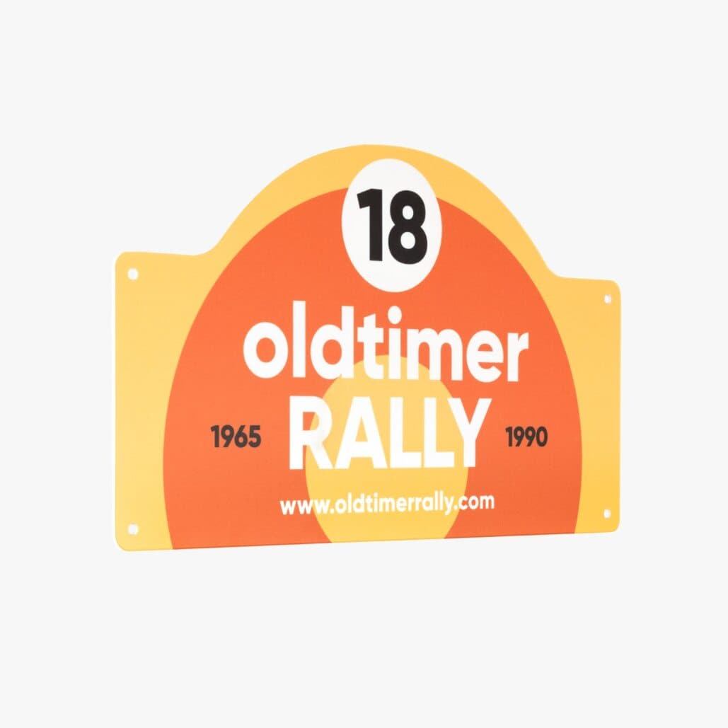 Individuell gestaltetes Rallyeschild mit Bohrlöchern