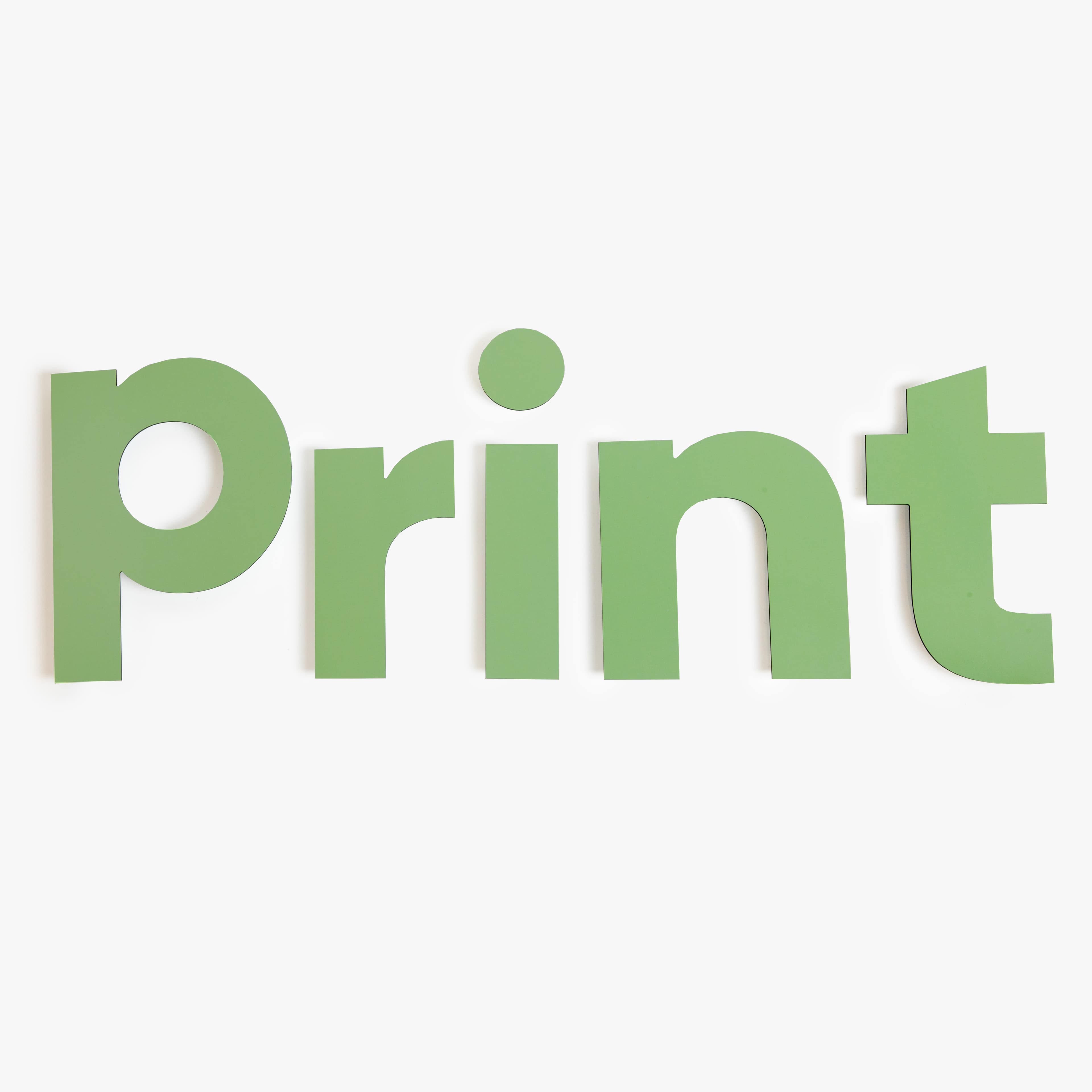 Nahaufnahme gefräster Buchstaben aus Aluminiumverbundplatte