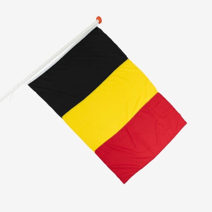 Verschiedene Landesflaggen nebeneinander aufgehängt
