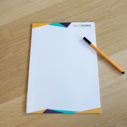 Geschäftspost auf individuell gestaltetem Briefpapier