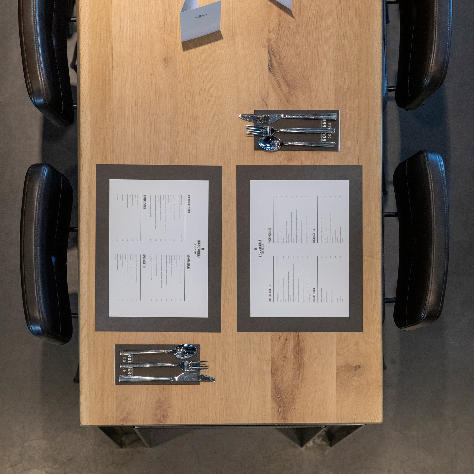 Bedruckte Tischsets auf einem gedeckten Gastronomietisch