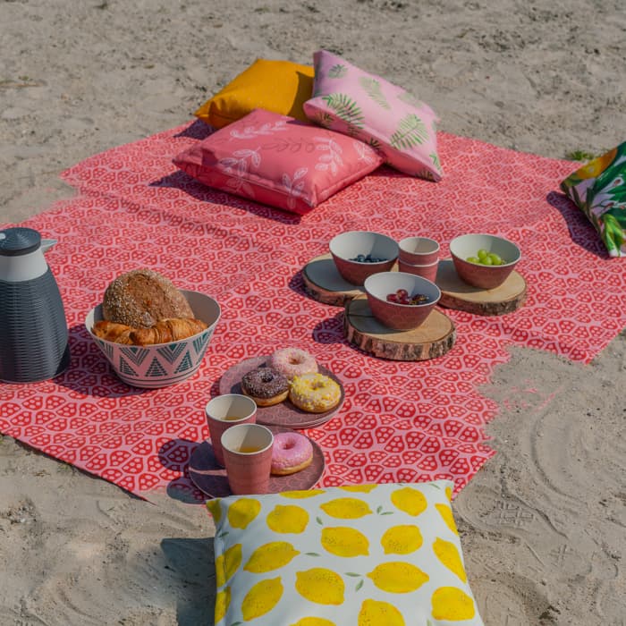 Gefaltete Picknickdecke im Picknickkorb