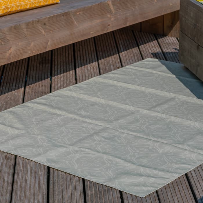 Faltbarer Außenteppich mit Muster im Garten
