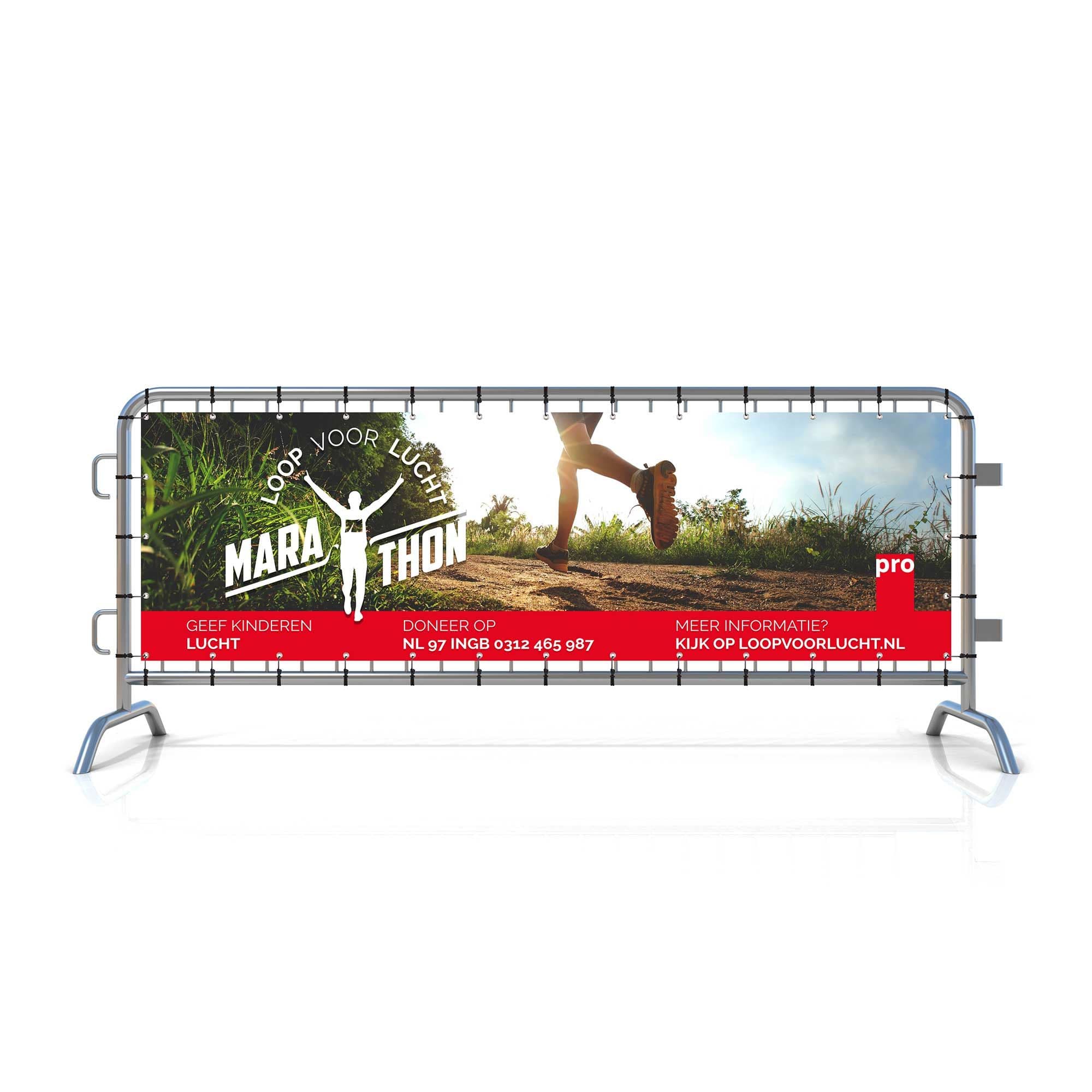 Montiertes Zaun-Banner mit Kabelbindern am Bauzaun