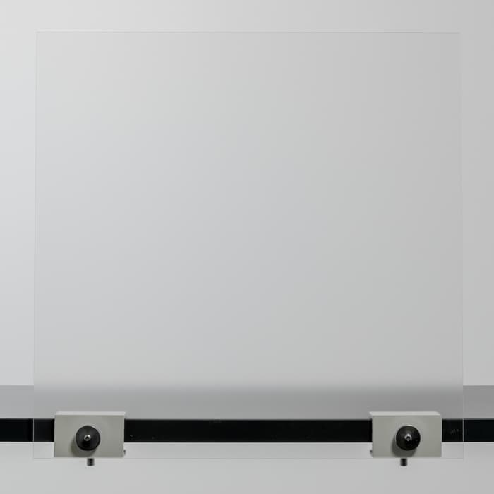 Zwei Schreibtischklemmen nebeneinander auf einem Tisch
