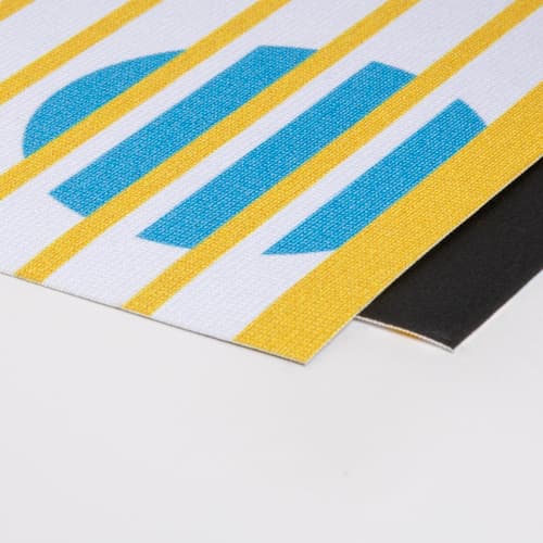 Nahaufnahme eines PVC Werbebanners mit lichtblockierender Rückseite
