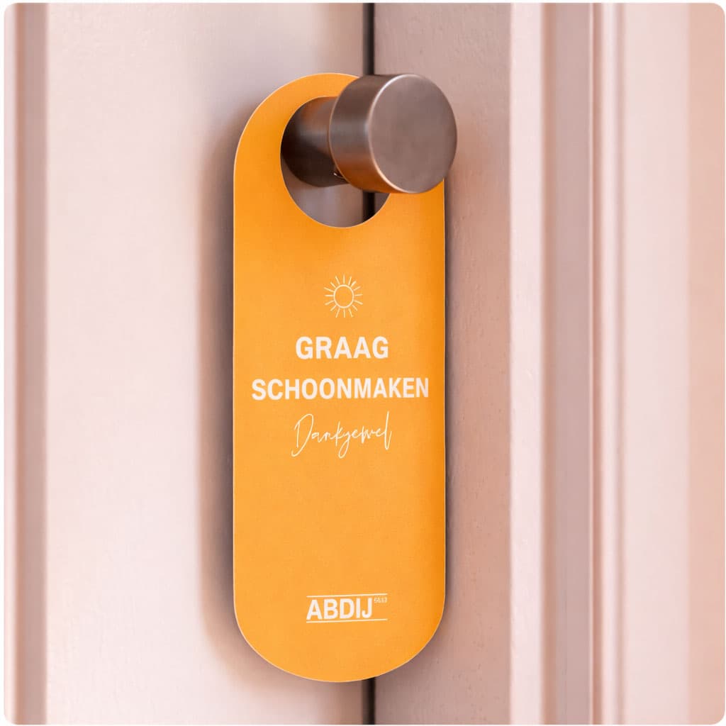 Türanhänger mit Aufschrift "Bitte nicht stören" am Türgriff