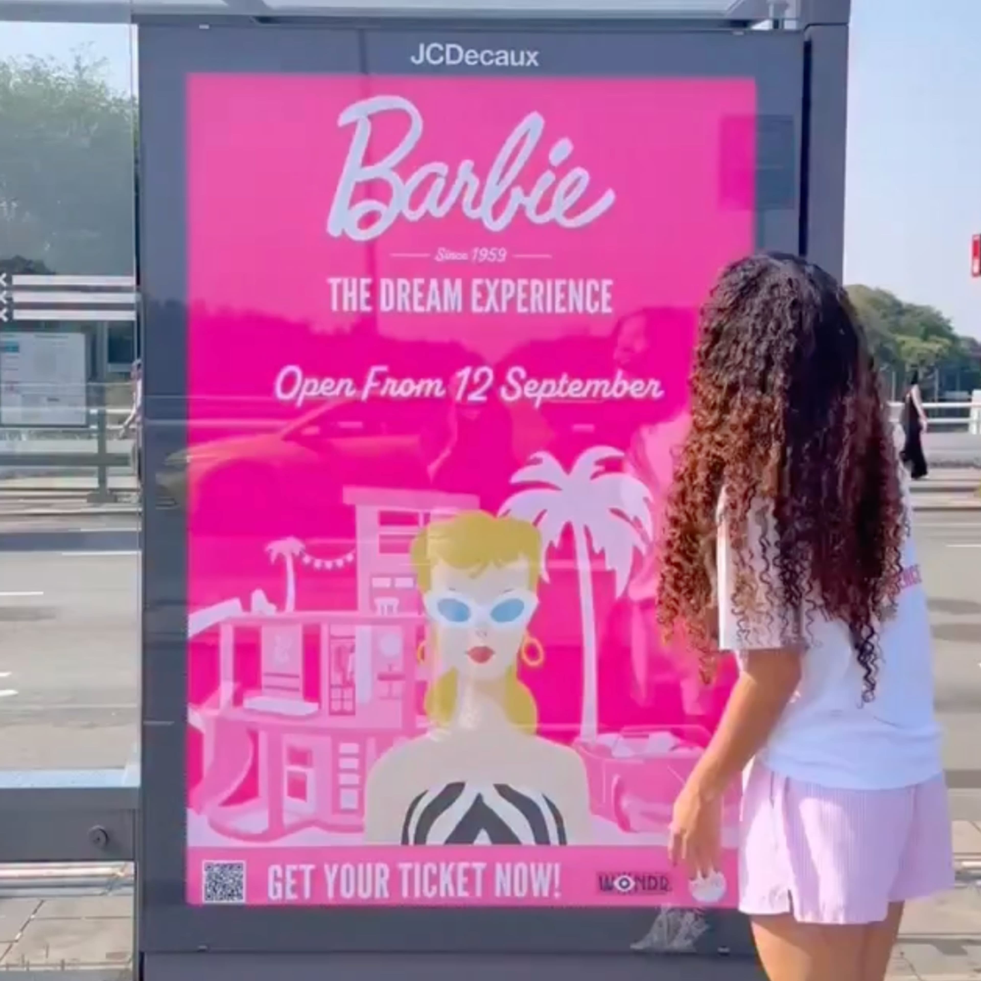 Neon print als auffällige Innenraumwerbung