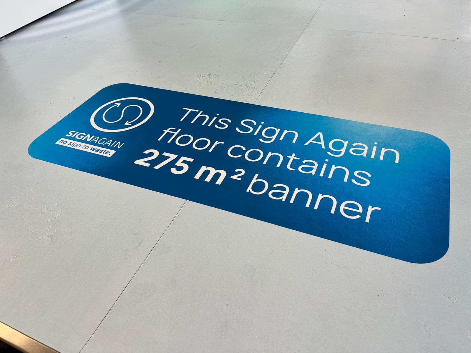Große bedruckte Fliesen aus Sign Again® für Messeboden