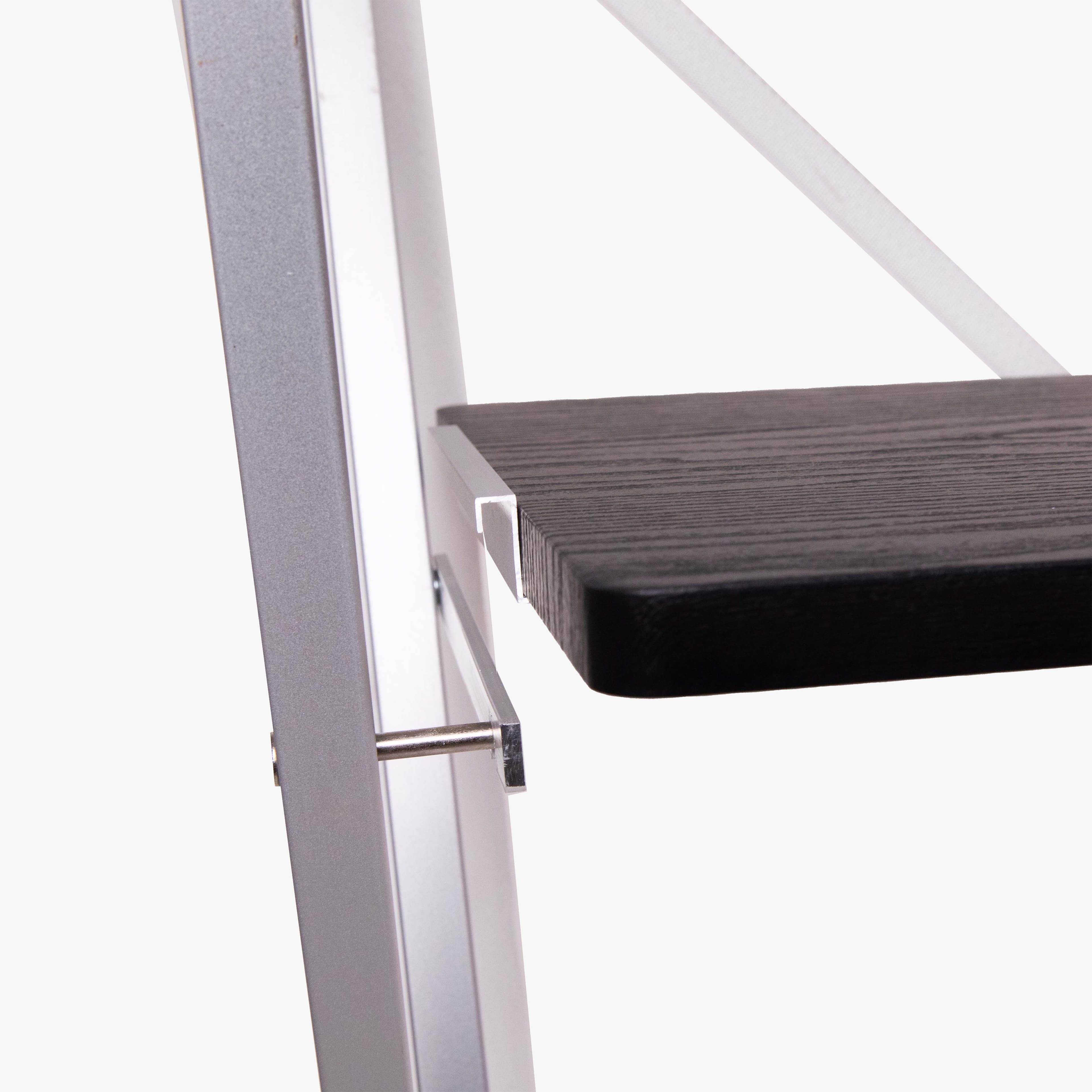 Leichte Messetheke mit schwarzem Regal und Holzplatte
