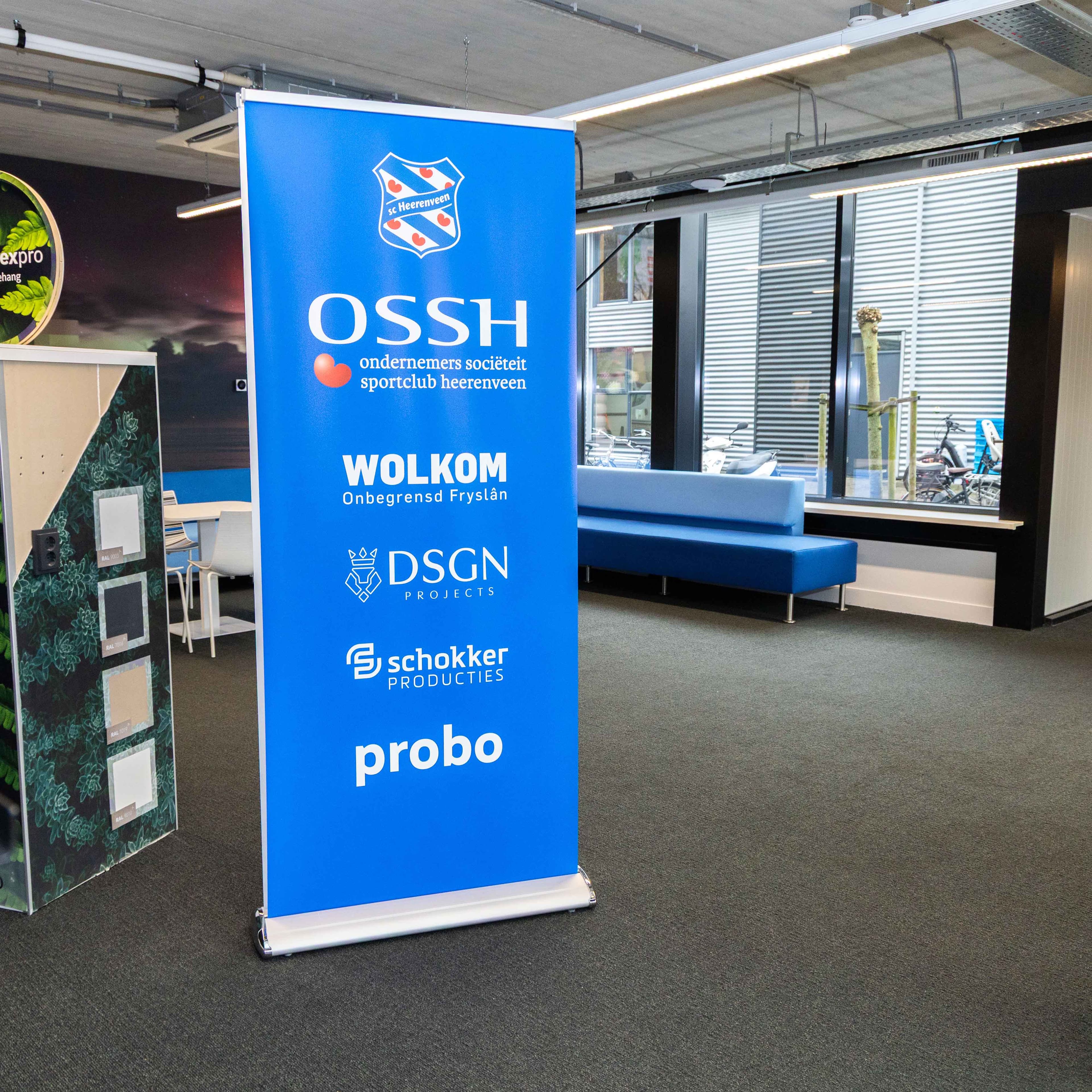 Roll-Up Display mit Transporttasche und Klemmprofil