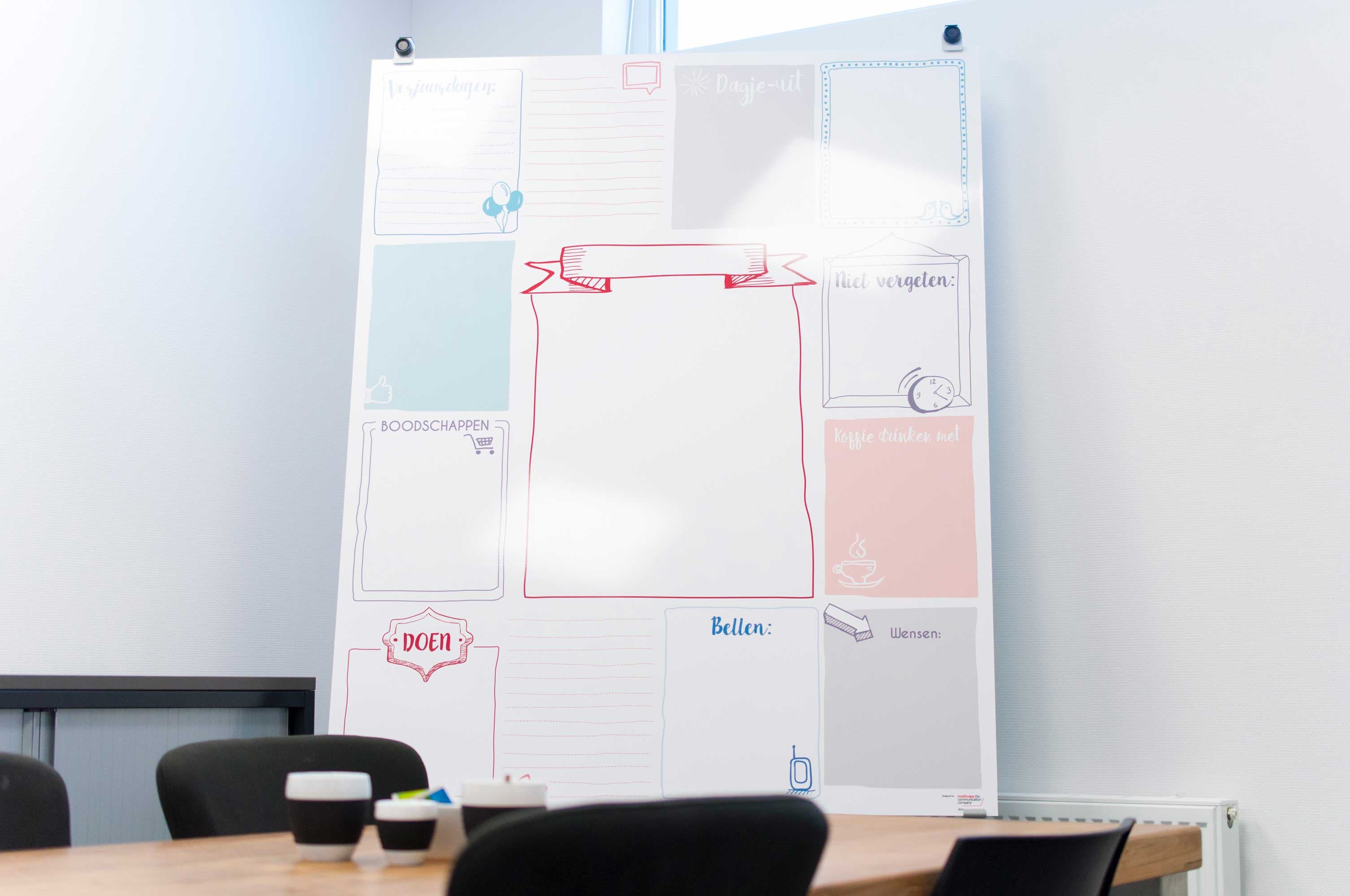 Whiteboard in Büro mit Notizen und Magneten