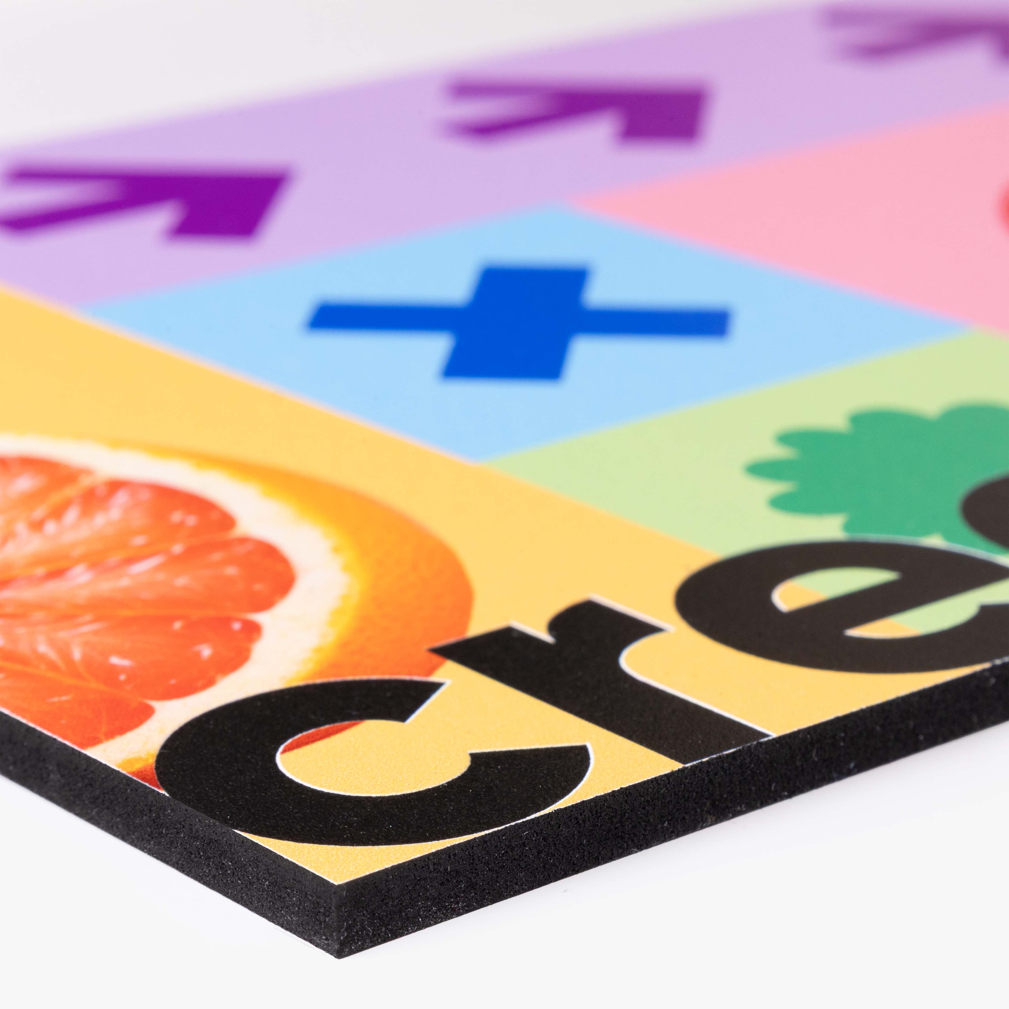 Schwarzes Forex® Schild mit UV-Druck und Neon-Akzenten