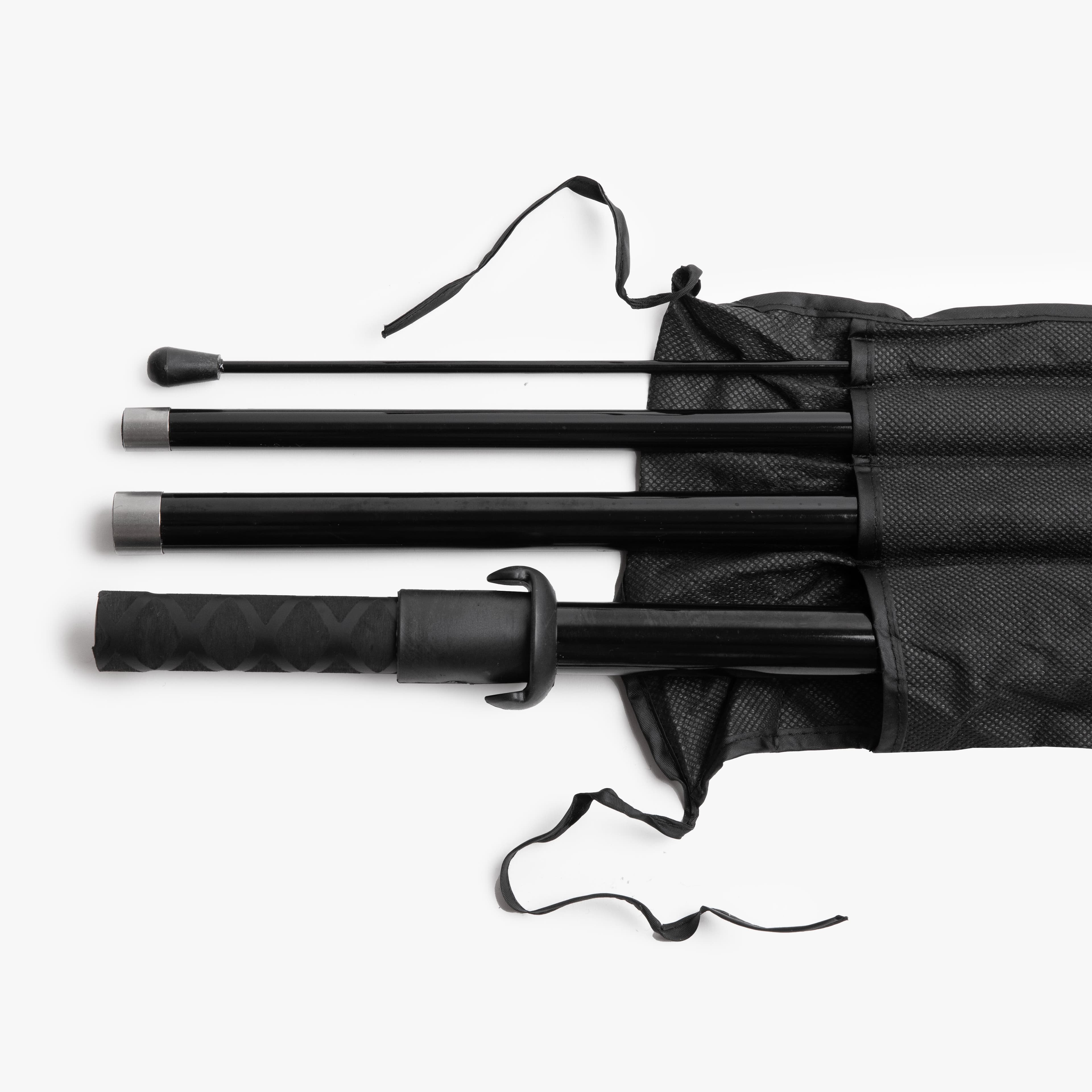 Montierter Beachpole mit Beachflag im Wind