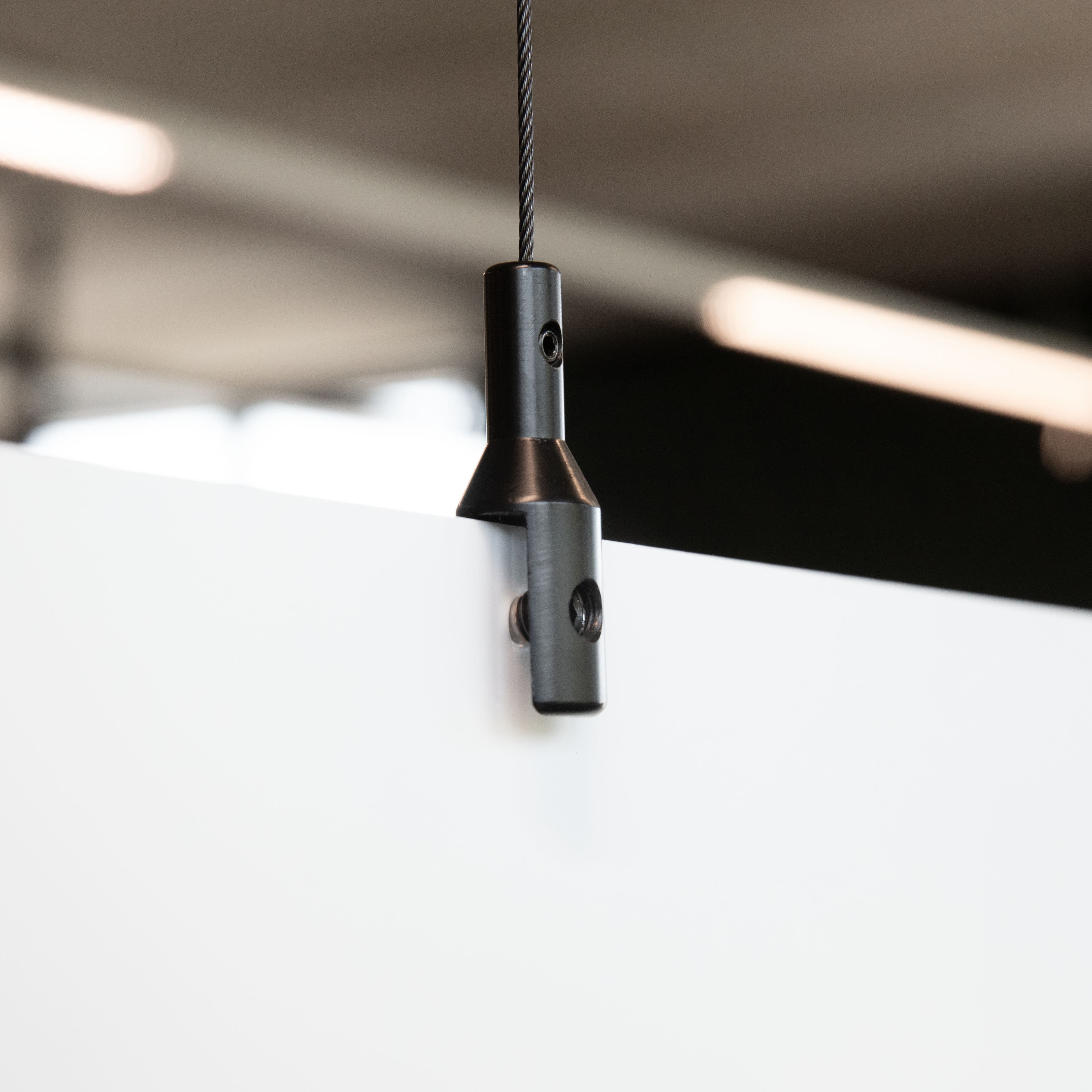 Detailaufnahme eines Selbstspanners am Stahlseil des Kabelaufhängesystems