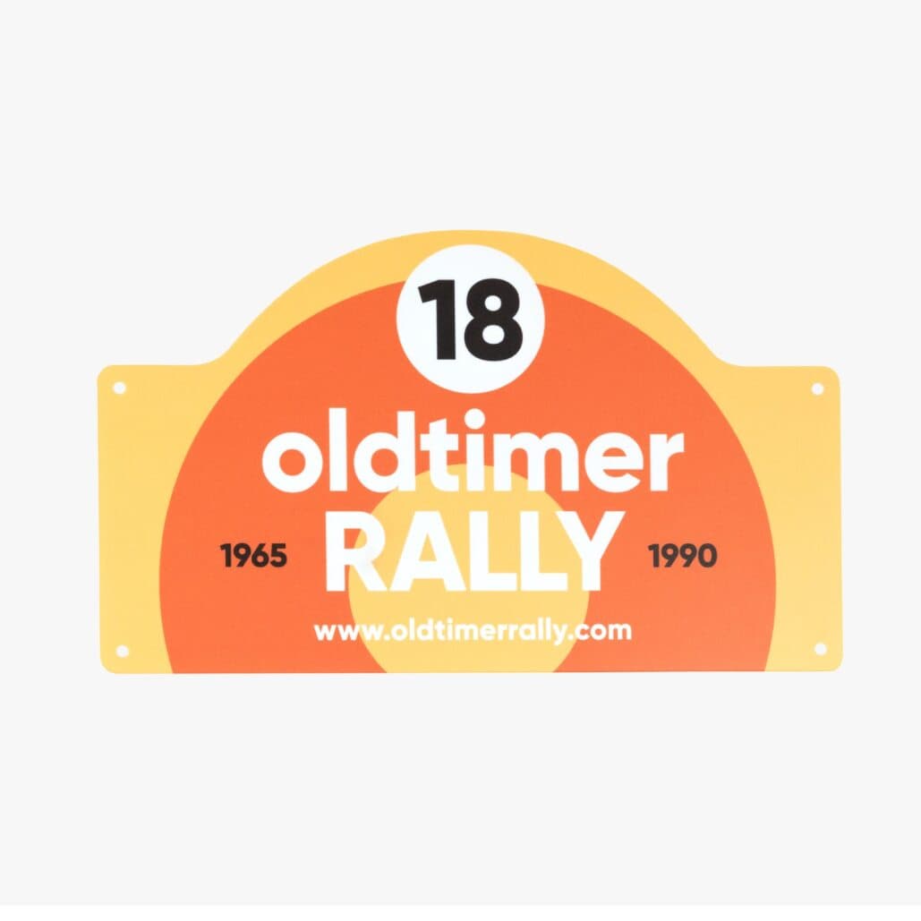 Rallyeschild in auffälliger Form auf einem Fahrzeug