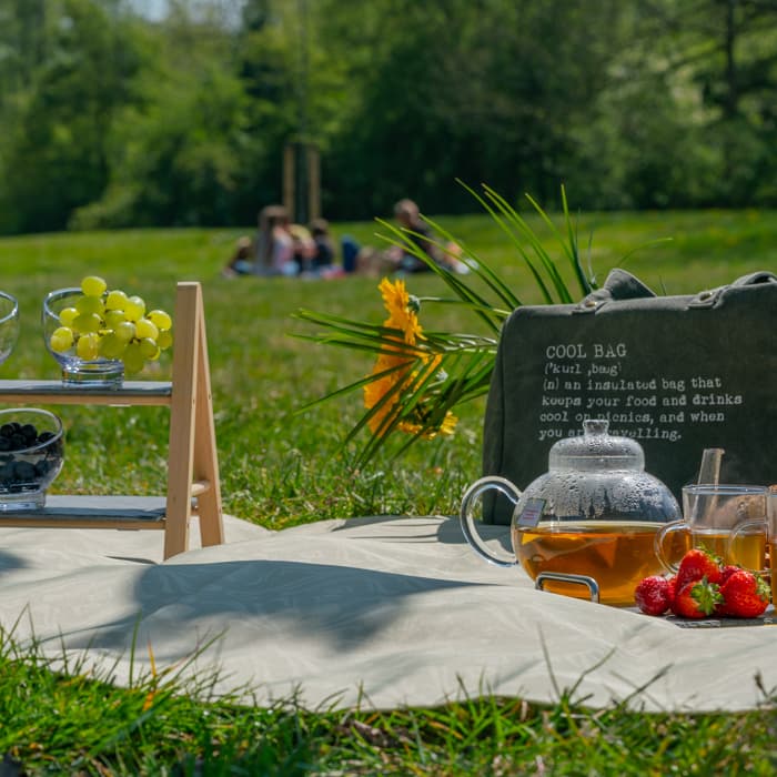 Picknickdecke mit individuellem Druck auf Gras