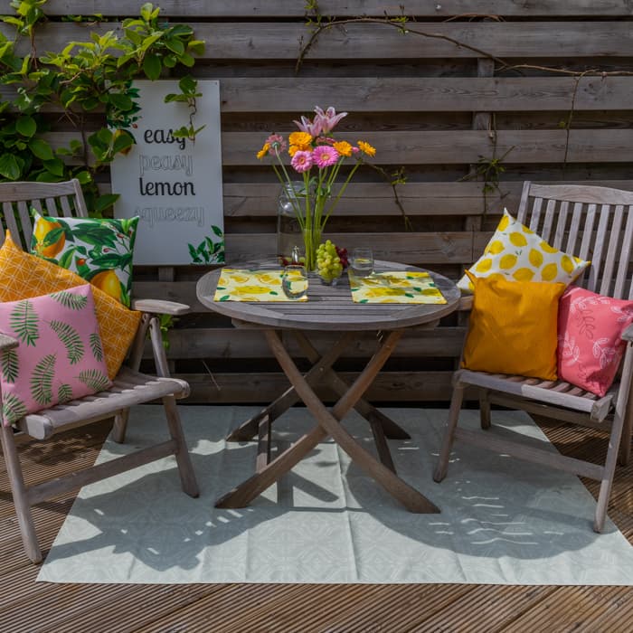 Außenteppich mit individuellem Druck auf Terrasse